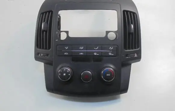 Hyundai i30 Center console U05F0448