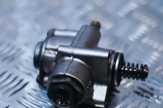 Audi RS4 B7 Fuel injection high pressure pump 