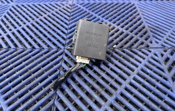 Toyota Avensis T270 Door central lock control unit/module 051500-4390 85970-20030