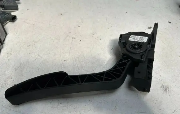 Ford Fiesta Accelerator throttle pedal 8V219F836AB 6PV00951720