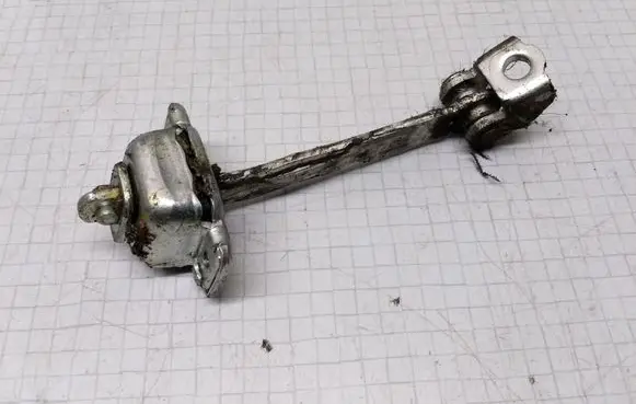 Opel Astra G Rear door check strap stopper