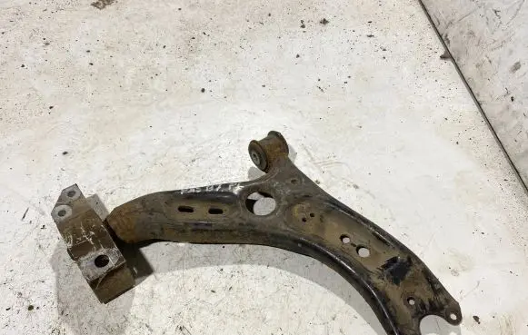 Volkswagen PASSAT B7 Front lower control arm/wishbone