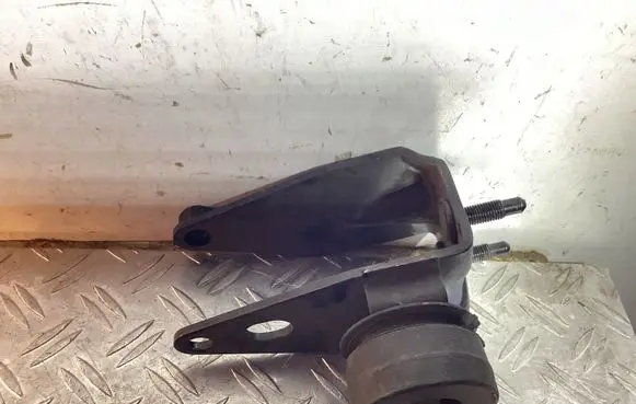 Engine mounting bracket