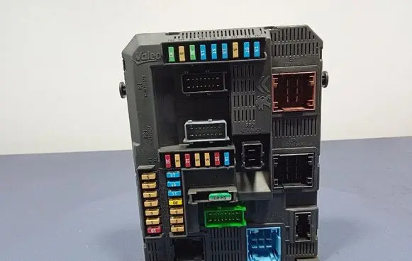 Peugeot 208 I Fuse box set 9819849680