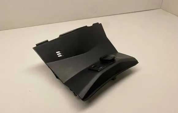 Nissan X-Trail T32 USB socket connector 681045HA0A