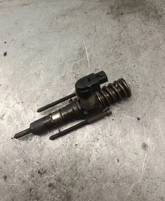 Volkswagen PASSAT B6 Fuel injector 03G130073T