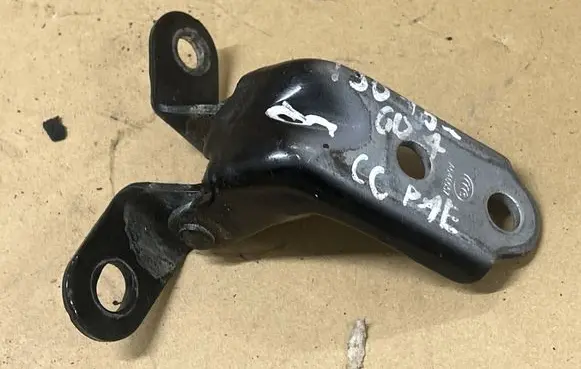 Hyundai i30 Rear door lower hinge