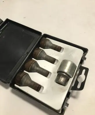 Alfa Romeo Giulietta Anti-theft wheel nuts and lock 