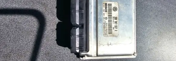 Volkswagen PASSAT B5.5 Engine control unit/module 3B0907557R