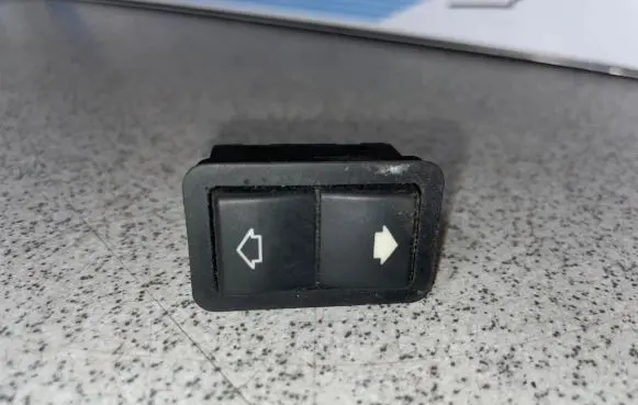 BMW 5 E39 Electric window control switch 8368974