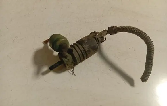 Volkswagen Transporter - Caravelle T4 Windscreen/windshield washer pump