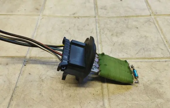 Mitsubishi Colt Heater blower motor/fan resistor R27K R74K 2R15K