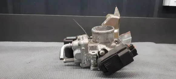 Suzuki Swift I Throttle body valve 18117-79f00