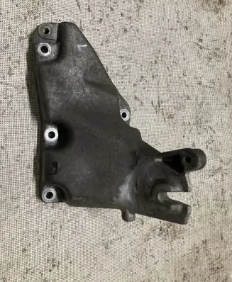 Mercedes-Benz CLS C219 Engine mounting bracket A2732231104