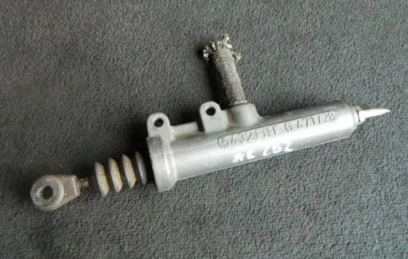 Mercedes-Benz C W202 Clutch master cylinder 2022900112