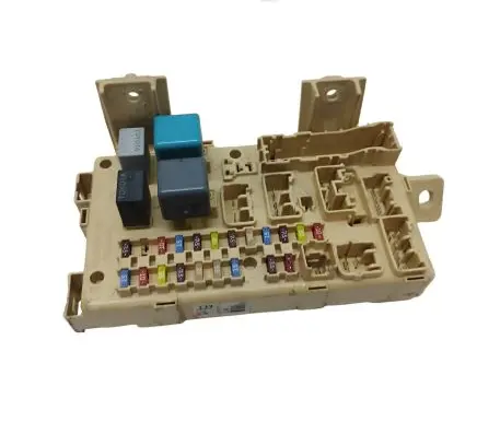 Toyota Avensis T250 Fuse module 82641CA010F 1370511152 05091310304001