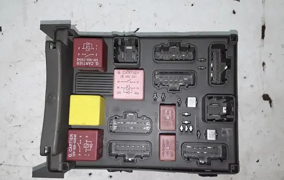 Renault Laguna II Fuse module 8200004201E