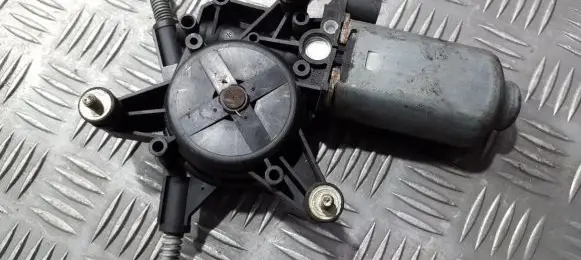 Renault Megane I Front door window regulator motor 400326A