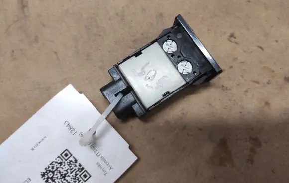 Toyota Avensis T250 Windscreen/window heater switch 156762