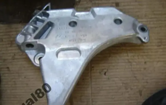 Volkswagen Golf VI Engine mount bracket