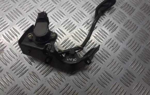 Toyota Avensis T250 Accelerator pedal position sensor 7811135030