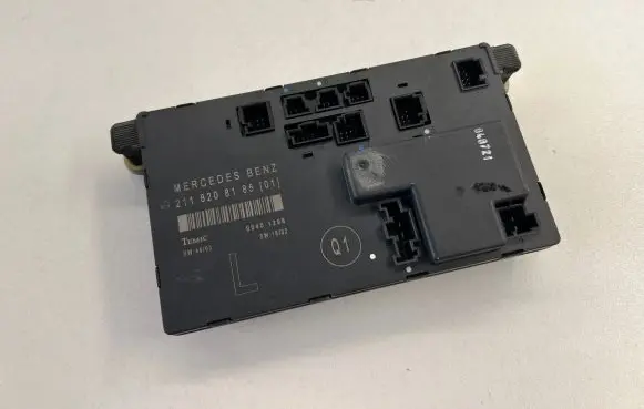 Mercedes-Benz E W211 Door control unit/module 2118208185 00401298