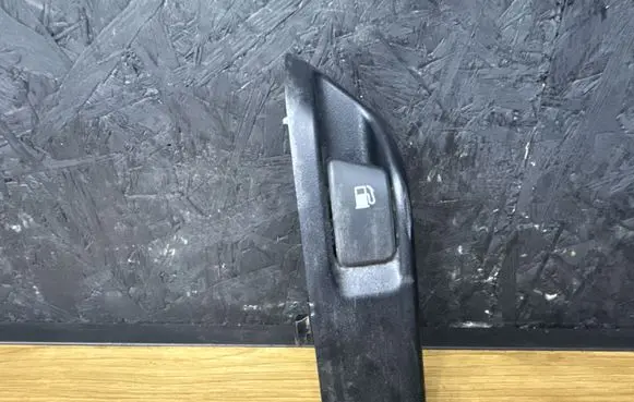 Toyota Auris 150 Fuel tank opening switch