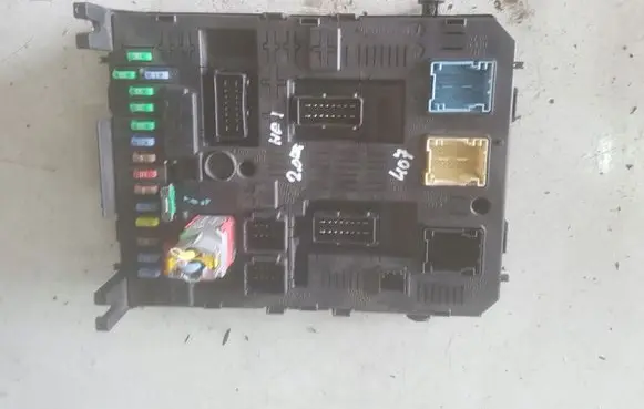 Peugeot 407 Fuse module 96640588800R