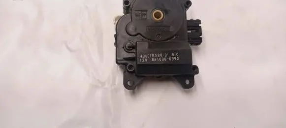 Mazda 3 I Air flap motor/actuator 8610000990 HB601BN8V01