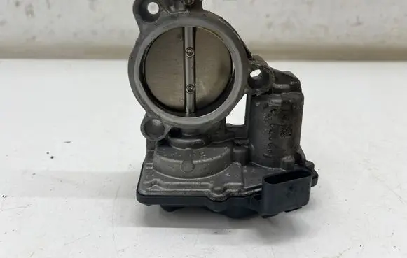 BMW 1 F20 F21 Throttle valve 7618838
