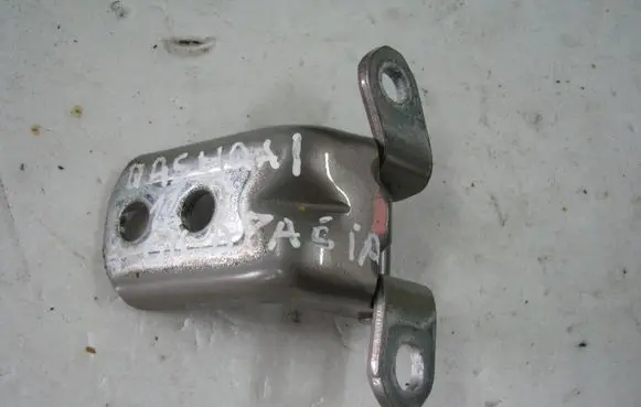 Nissan Qashqai+2 Rear door lower hinge