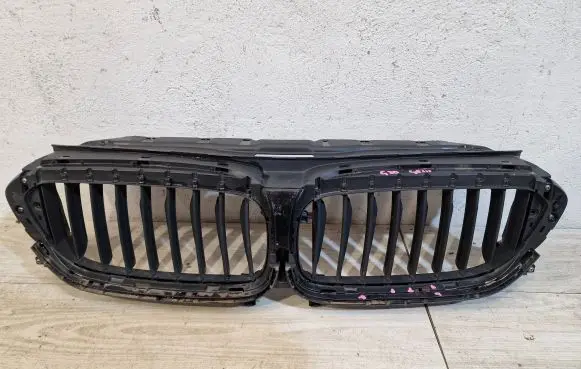 BMW 5 G30 G31 Front grill 7497279-02