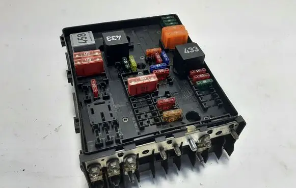Volkswagen Touran I Fuse module 1K0937124K
