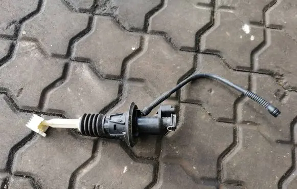 Peugeot 308 Clutch master cylinder 9809425480