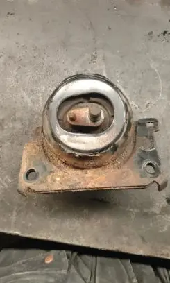 Toyota Land Cruiser (J120) Engine mount bracket