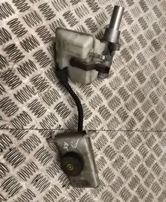 Peugeot 308 Clutch master cylinder 9807651580