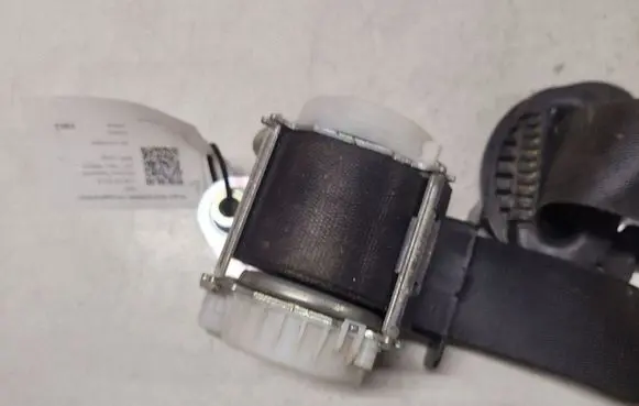 BMW 3 E90 E91 Front seatbelt 33059849