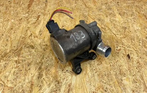 Mercedes-Benz C W205 Water pump A2742000207