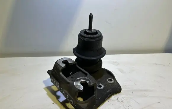 Engine mount bracket