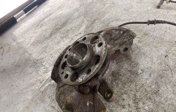 Front wheel hub spindle knuckle