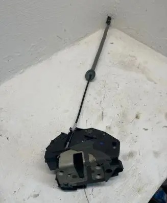 Volvo S60 Front door lock 31301740 A046465 40624141
