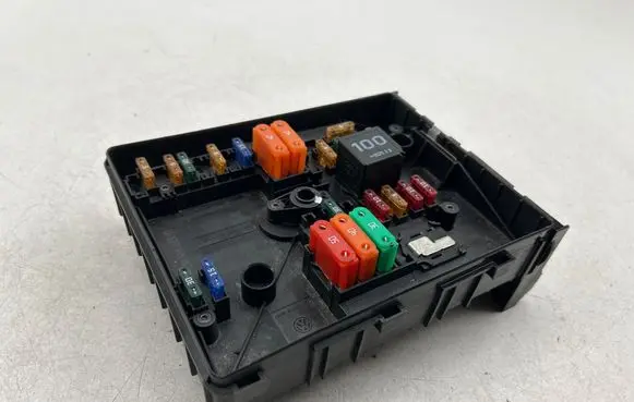 Volkswagen Caddy Fuse module 1K0937125
