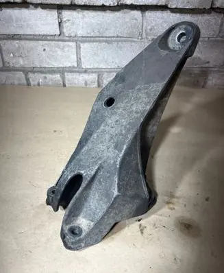 Volkswagen Transporter - Caravelle T5 Engine mounting bracket 7H0199370D 7H0199370G