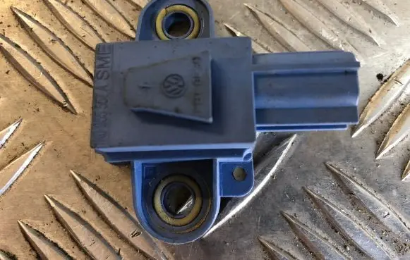 Volkswagen Golf V Airbag deployment crash/impact sensor 1K0955557A 0232ES07HFCE