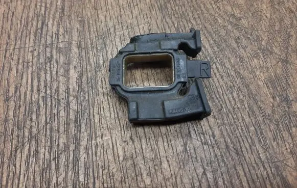 BMW 1 F40 Radiator mount bracket 8630445
