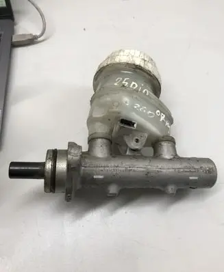 Toyota RAV 4 (XA30) Master brake cylinder