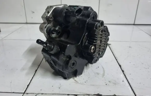 Volvo V70 Fuel injection high pressure pump 8689590 044417 0445010043