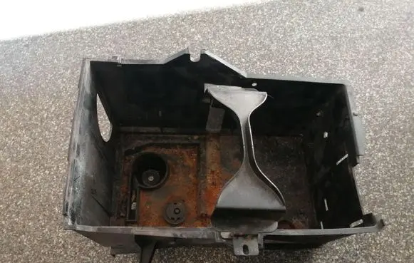 Volvo V50 Battery box tray 