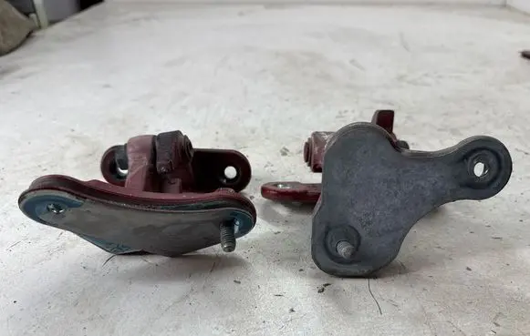 Infiniti QX30 Front door hinge set H04005DMMA H04205DMMA A046572