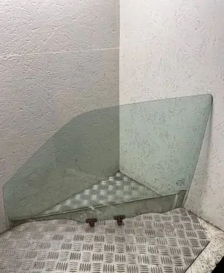 Nissan Juke I F15 Front door window glass four-door e643r007951